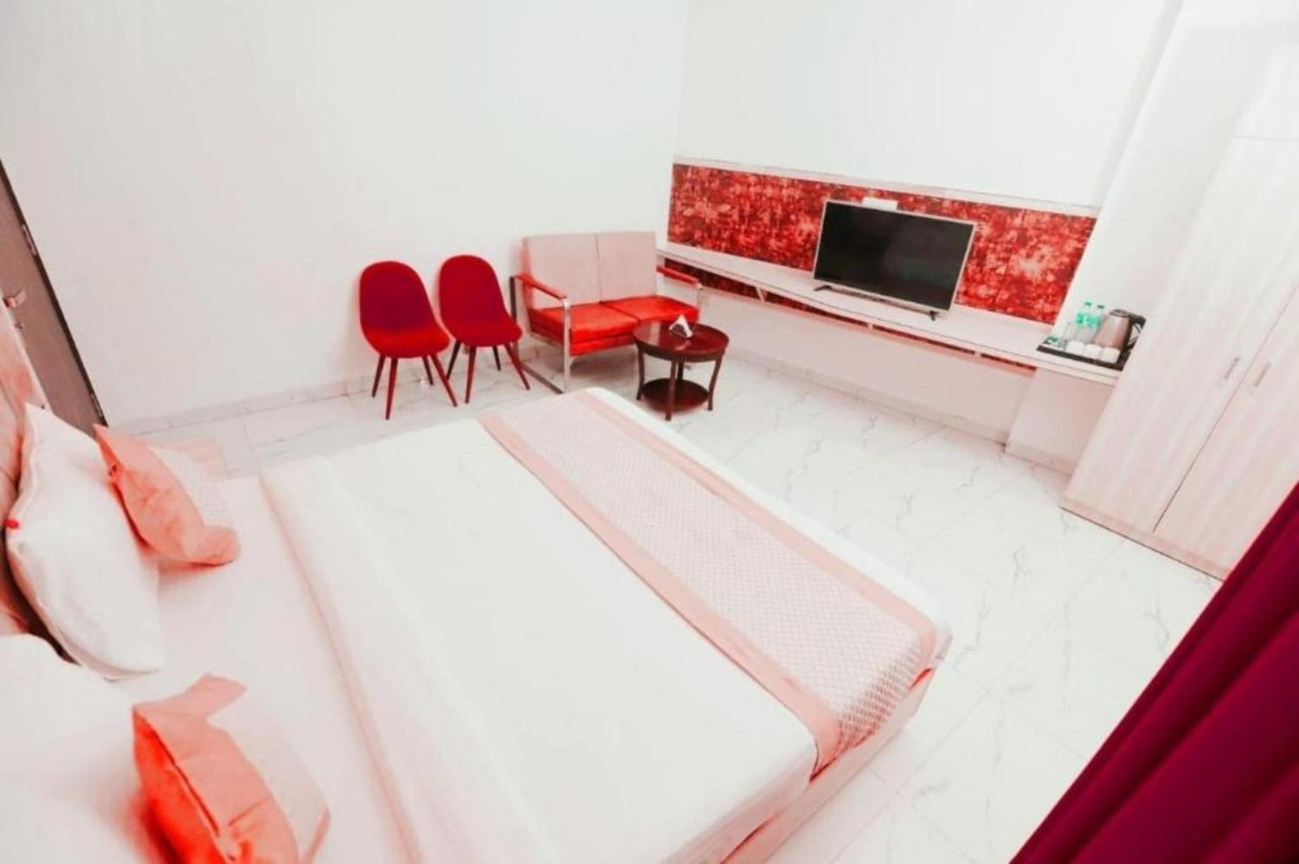 Hotel The Almora By Rs Global Near By Delhi International Airport With - Free Airport Drop New Delhi Buitenkant foto